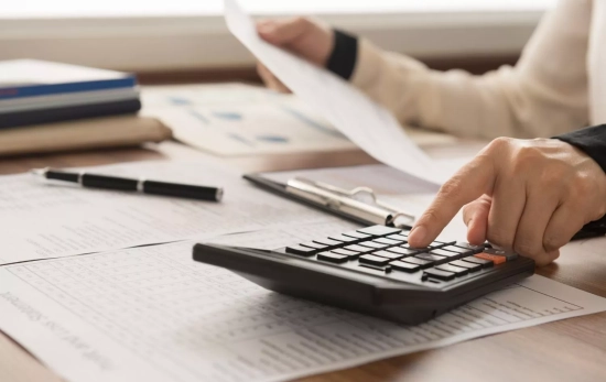 Una persona calculando el gasto en pareja o soltero/ CANVA