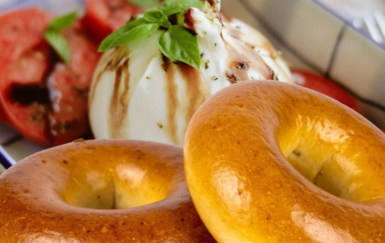 Bagel mediterráneo de burrata y tomate asado/ Montaje Consumidor Global