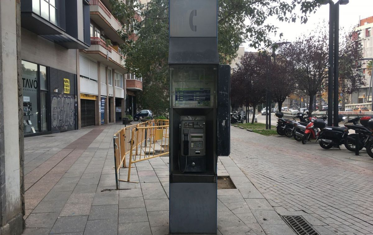 Una cabina telefónica en la plaza Lesseps de Barcelona / CG