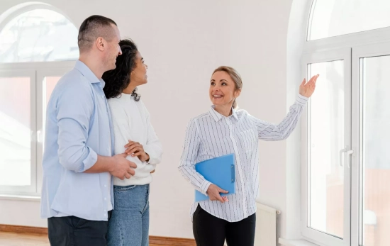 Una persona enseña un piso / FREEPIK Una persona enseña un piso / FREEPIK