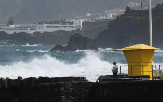 El fuerte oleaje golpea este viernes a Tenerife Alberto Valdés EFE