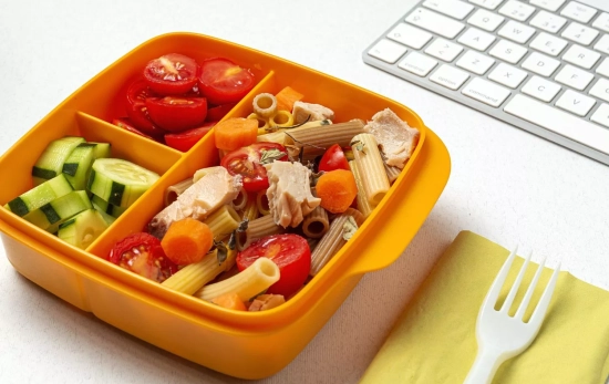 Un túper en la oficina/ CANVA