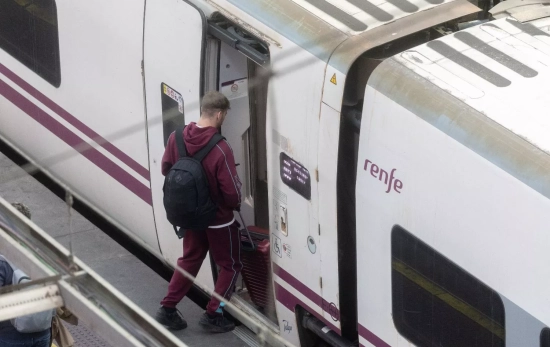 Un viajero coge un tren / EUROPA PRESS - EDUARDO PARRA Un viajero coge un tren / EUROPA PRESS - EDUARDO PARRA