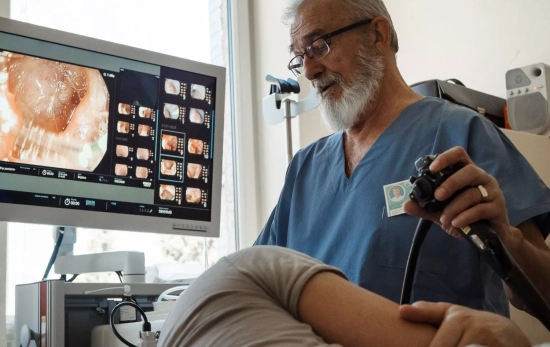 Un profesional haciendo una prueba médica/ CANVA Un profesional haciendo una prueba médica/ CANVA