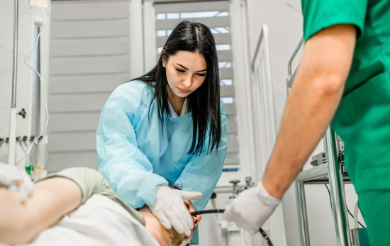 Profesional sanitario formado en problemas intestinales/ CANVA Profesional sanitario formado en problemas intestinales/ CANVA