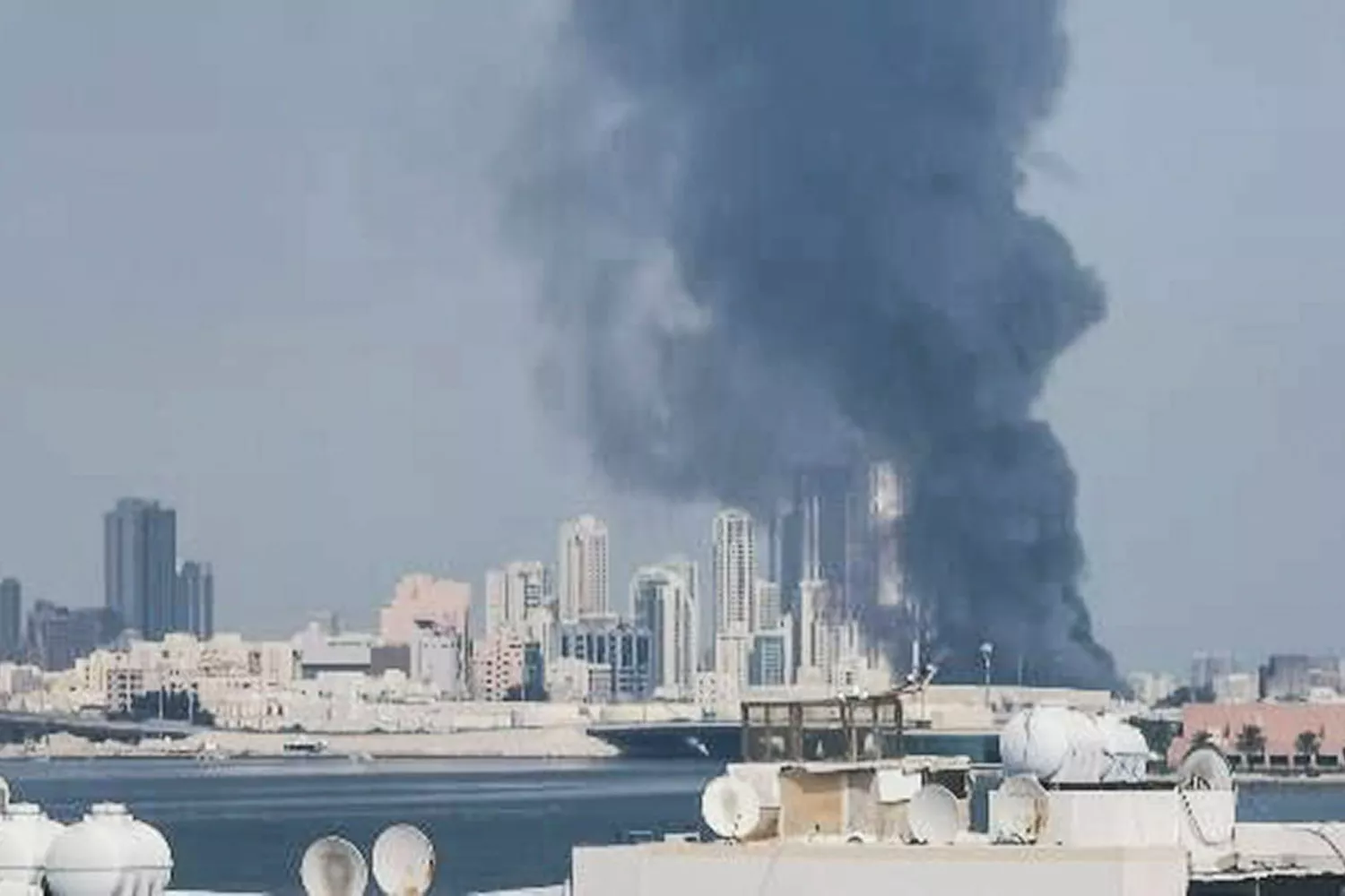 Vista de una columna de humo en Baréin, donde una infraestructura de Amazon Web Services dañada   EF