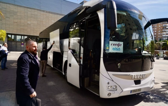 Pasajeros de la línea de alta velocidad Madrid Málaga llegando a la capital malagueña en autobús des Pasajeros de la línea de alta velocidad Madrid Málaga llegando a la capital malagueña en autobús des