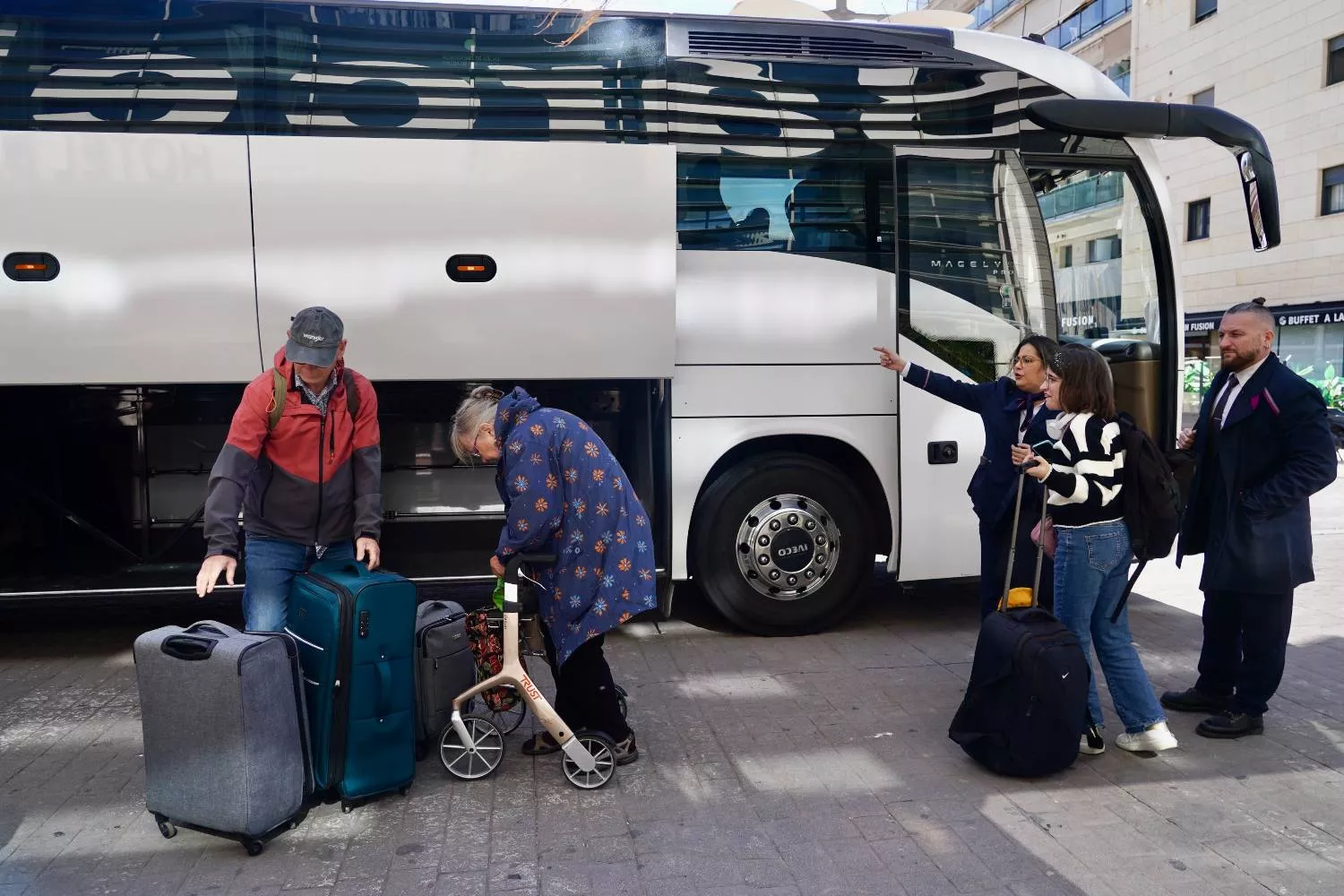 Pasajeros de Renfe al bajar de un autobús / EUROPA PRESS - ALEX ZEA