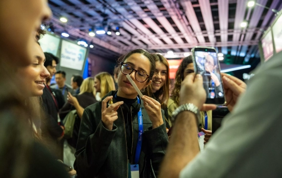 La cola de jóvenes frente al estand de Scircle en el MWC 2026 / GALA ESPÍN La cola de jóvenes frente al estand de Scircle en el MWC 2026 / GALA ESPÍN