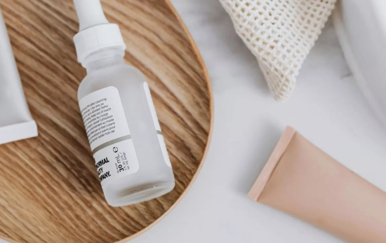 Una mesa con rutina de 'skincare'/ CANVA