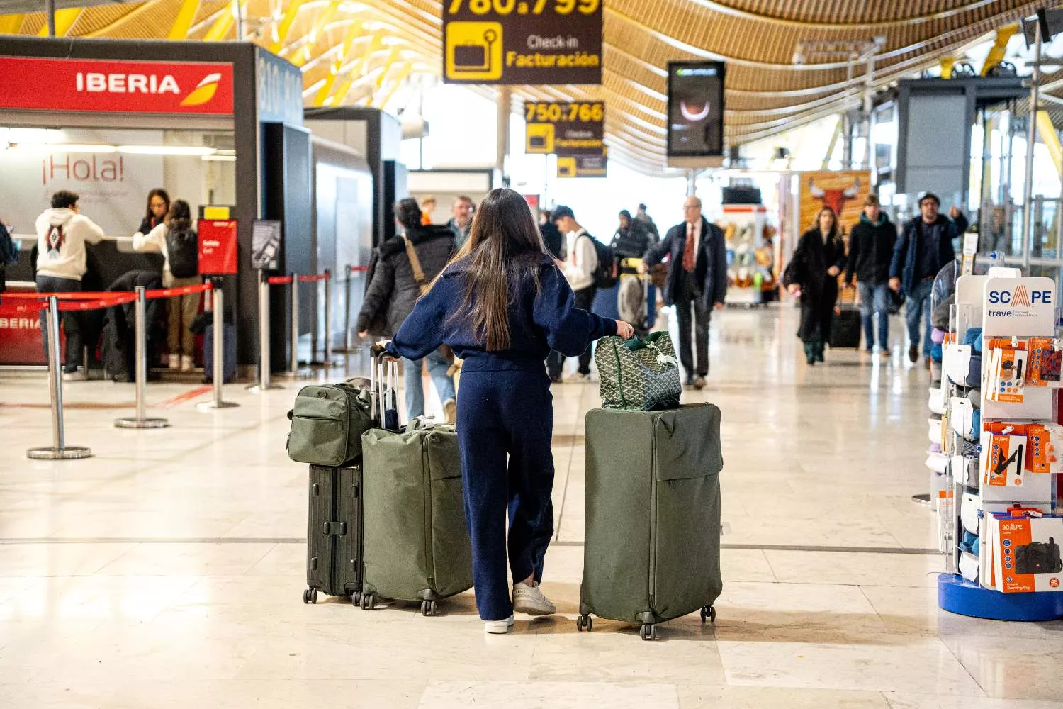 Viajeros en el Aeropuerto Adolfo Suárez Madrid Barajas / EUROPA PRESS - GABRIEL LUENGAS