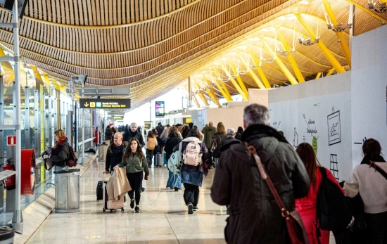 Viajeros en el Aeropuerto Adolfo Suárez Madrid Baraja
