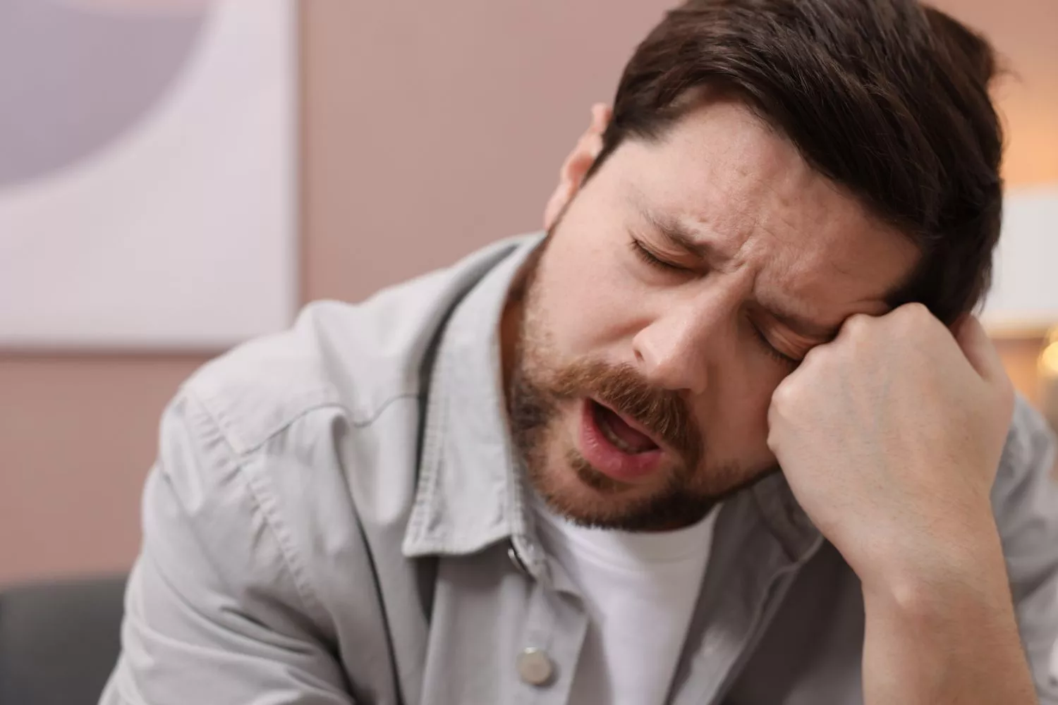 Un hombre que desconoce el truco que ayuda a controlar los ataques de ansiedad / CANVA