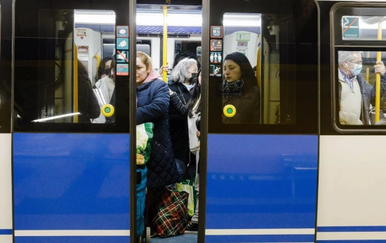 Varias personas en el metro / EUROPA PRESS - CARLOS LUJAN