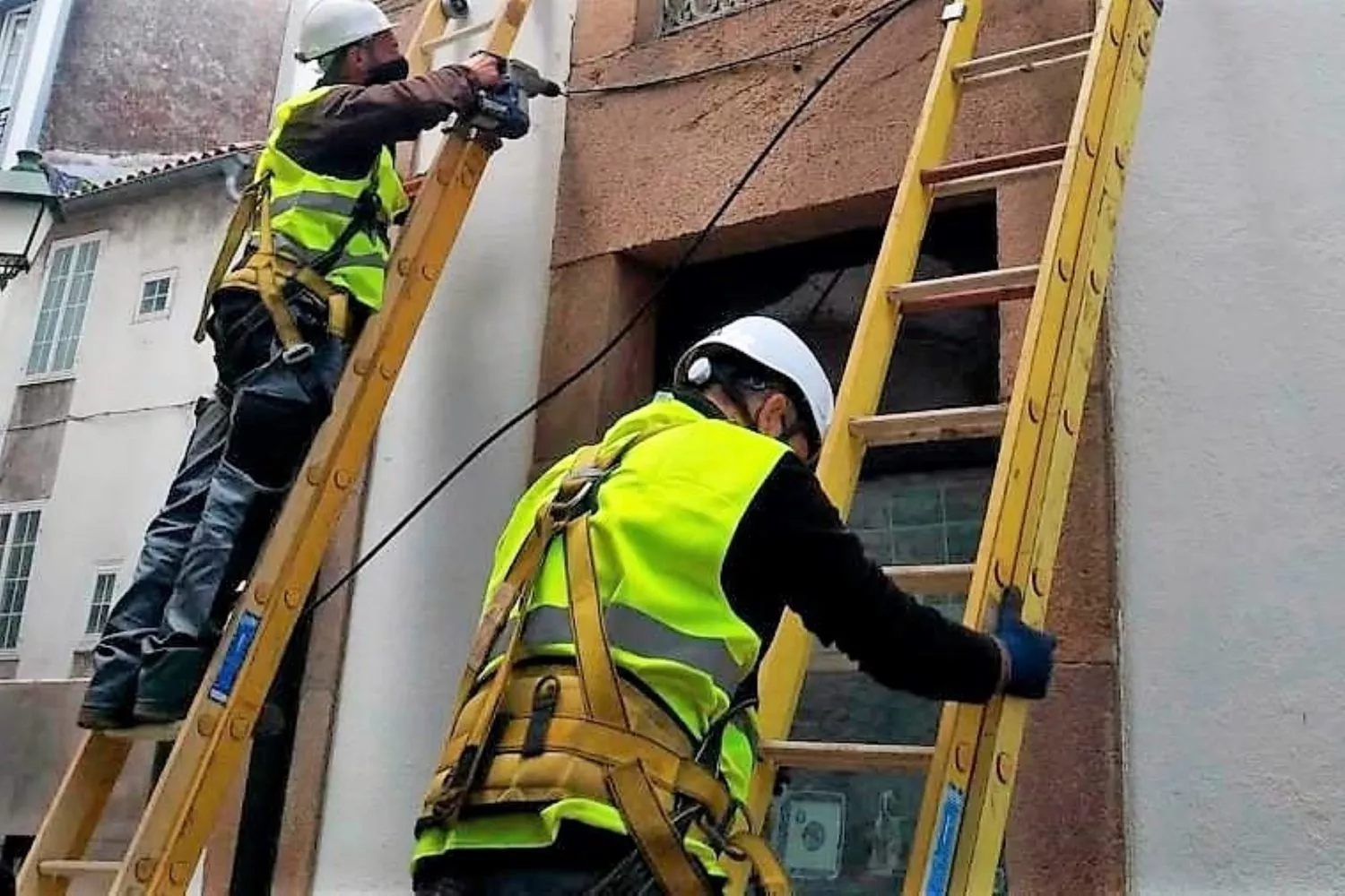 Operarios instalando la fibra óptica en una vivienda / EP