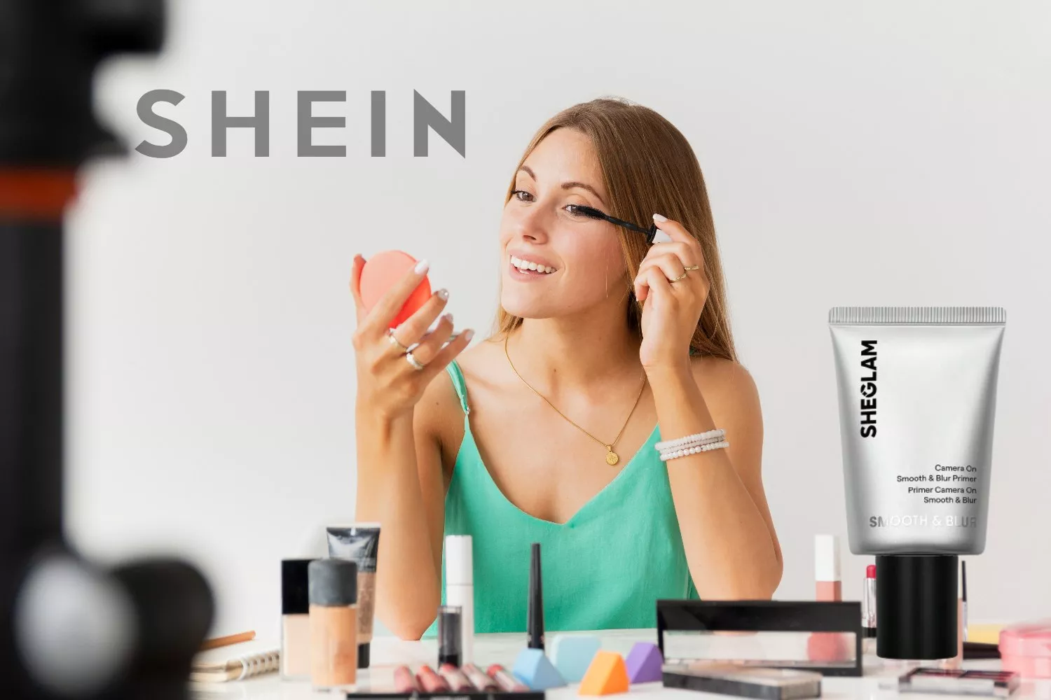 Una persona se maquilla con productos de Shein