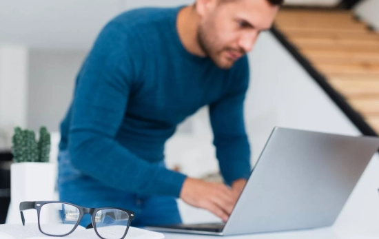 Una persona frente a su ordenador / FREEPIK