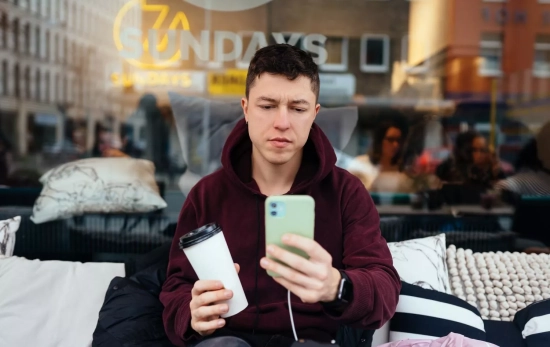 Una persona mira su móvil / FREEPIK - teksomolika Una persona mira su móvil / FREEPIK - teksomolika