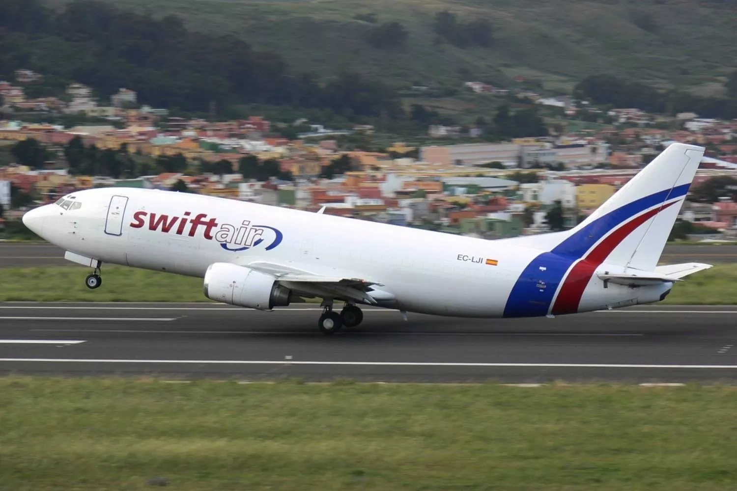 Un avión de Swiftair despegando   EP