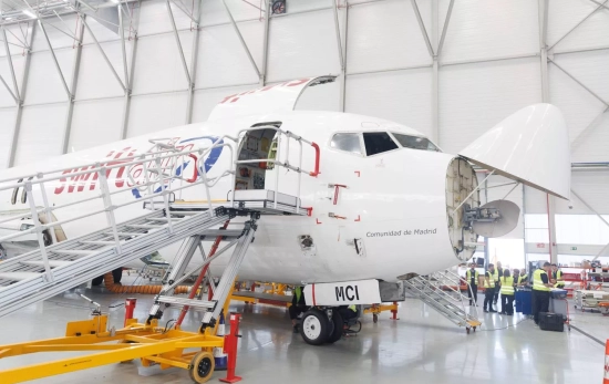 Un avión de Swiftair en labores de mantenimiento / EP