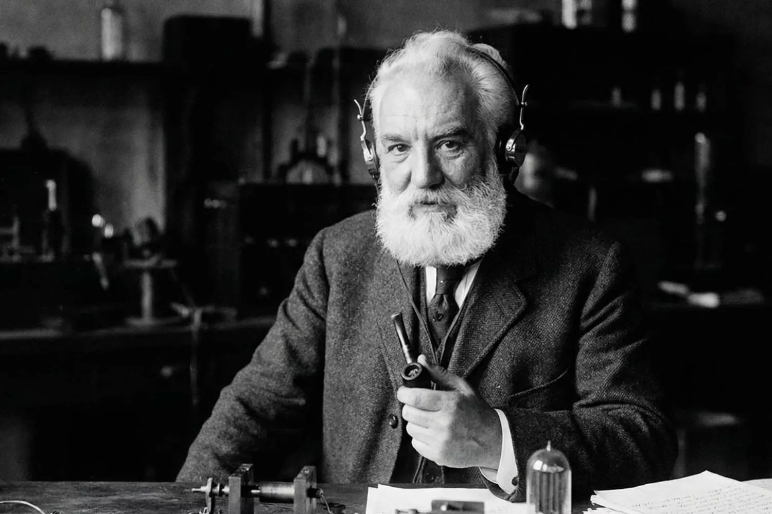 a Alexander Graham Bell trabajando en su estudio   GOOGLE