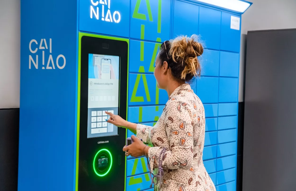 Una mujer utilizando uno de los dispositivos de Cainiao