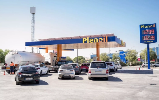 Varios coches en una gasolinera   EUROPA PRESS   A.PEREZ MECA