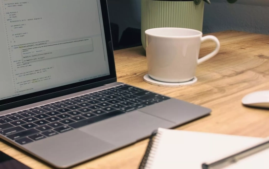 Ordenador portátil usándose de sobremesa/ CANVA