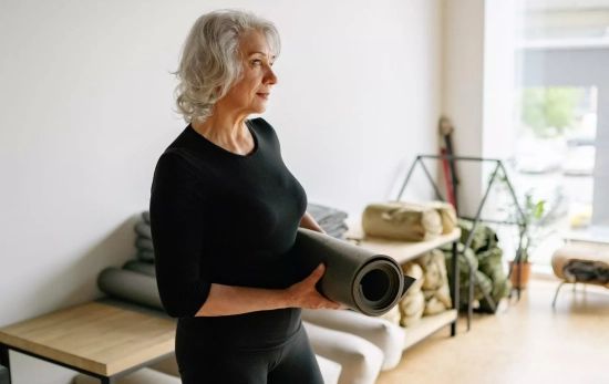 Una mujer jubilada dispuesta a hacer pilates/ CANVA