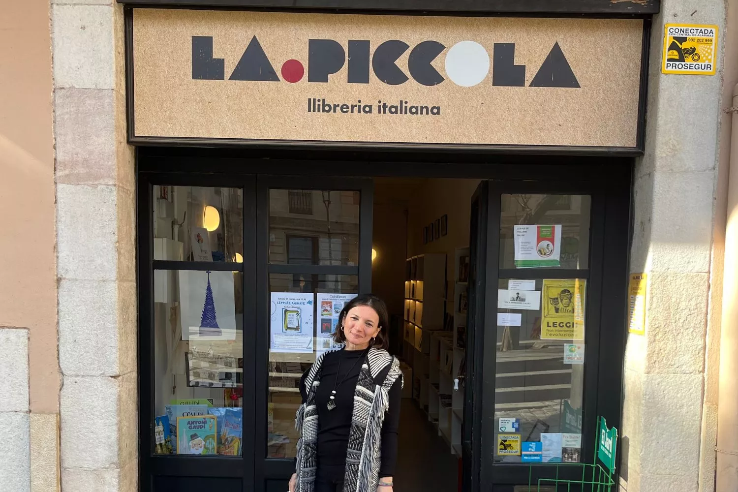 Olga Annunziata frente a su librería de Sarrià, en Barcelona / TEO CAMINO