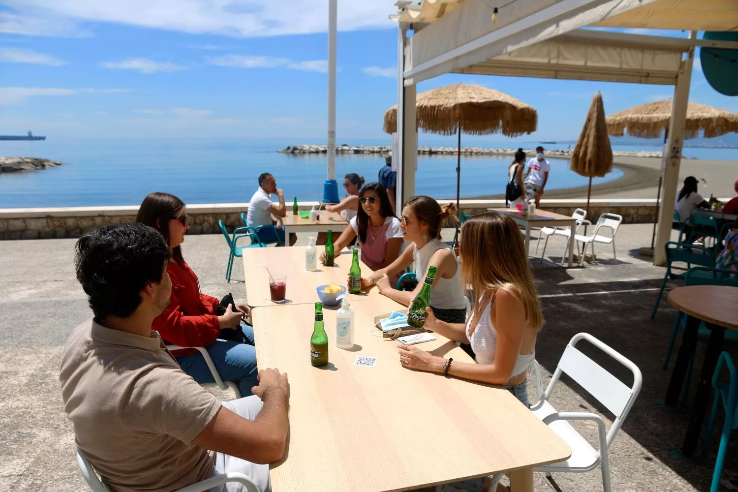 Varias personas toman unas cervezas