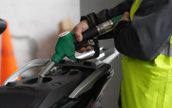 Una persona echa combustible a su moto / EUROPA PRESS - DAVID ZORRAKINO