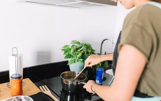 Una persona cocina / FREEPIK