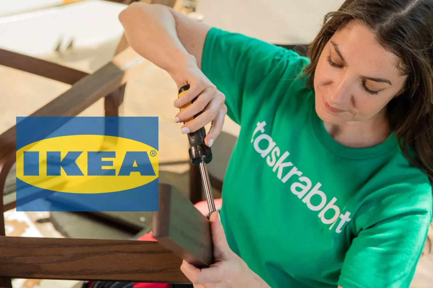 Una montadora de TaskRabbit junto al logo de Ikea