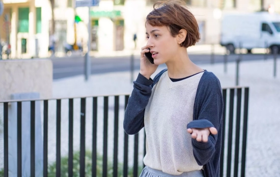 Una persona habla por teléfono / FREEPIK - pch.vector