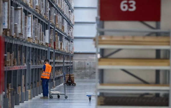 Un trabajador de Ikea en un pasillo del centro logístico / EUROPA PRESS - JESUS HELLIN Un trabajador de Ikea en un pasillo del centro logístico / EUROPA PRESS - JESUS HELLIN