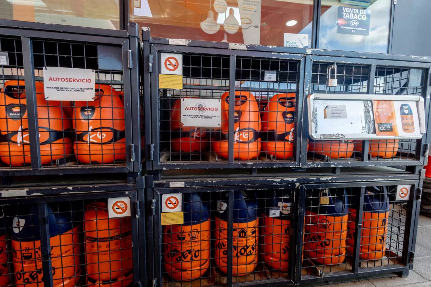 Varias bombonas de butano en una gasolinera / EP