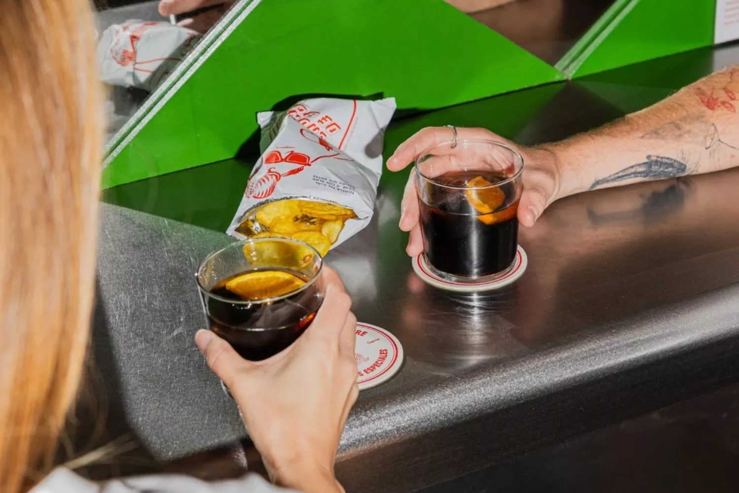 Dos personas disfrutan de un vermut / HERMANOS VINAGRE