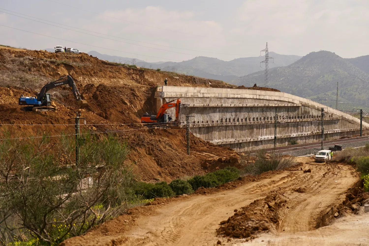 Imágenes de los trabajos que se están llevando a cabo en la vía de Alta Velocidad que une Málaga con Madrid / Álex Zea - EP