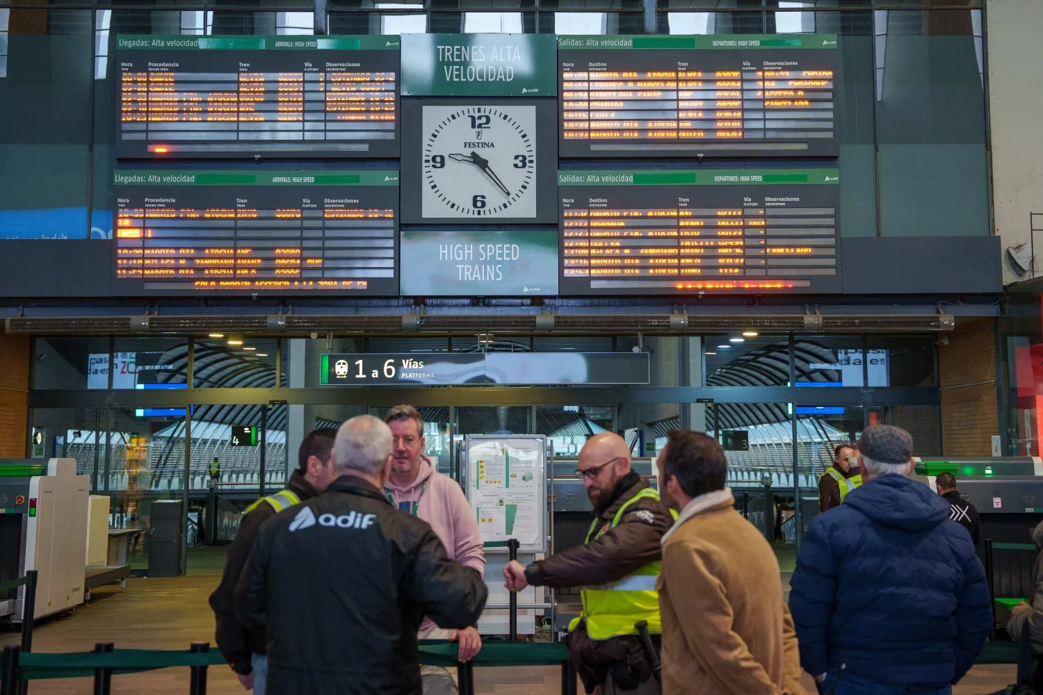 Personal de Adif en la estación de trenes de Santa Justa de Sevilla   Francisco J. Olmo   EP