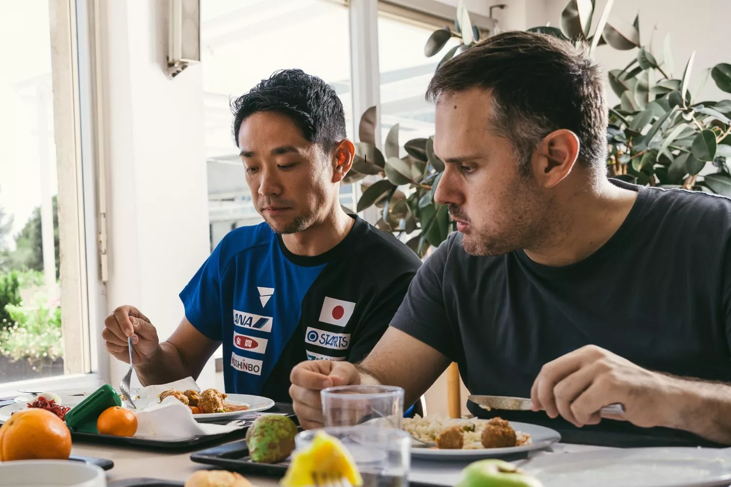 Dos atletas siguen una dieta durante los Juegos Paralímpicos de Invierno 2026