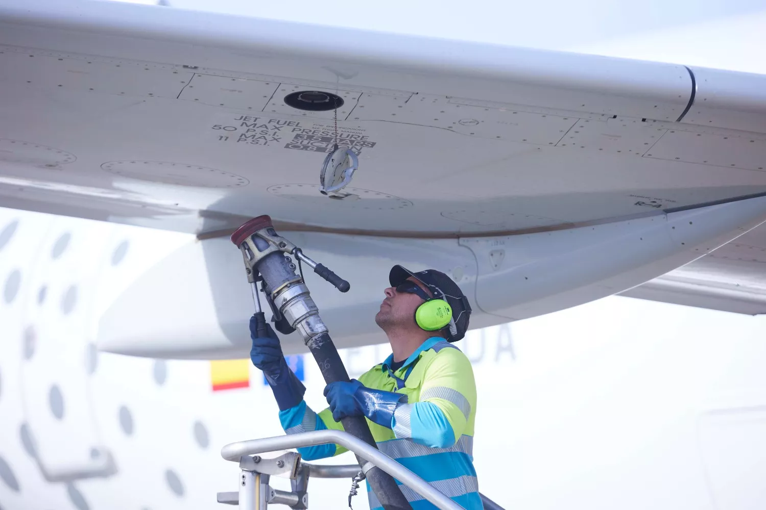 Un operario realiza la maniobra para recargar un avión de combustible, cuyo precio se ha disparado  