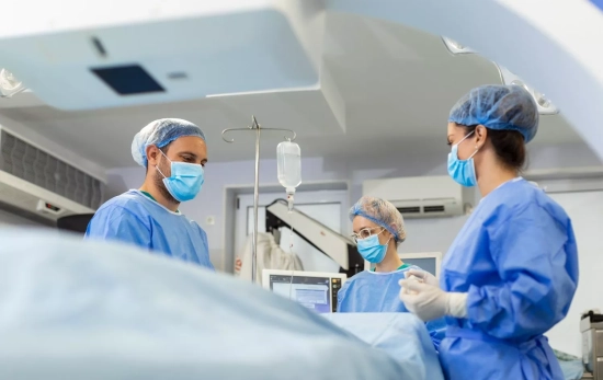 Cirujanos practican una cirugía en Turquía / FREEPIK - stefamerpik