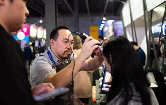 El producto de HairCoSys recopilando imágenes para analizar la salud del cabello   SIMÓN SÁNCHEZ