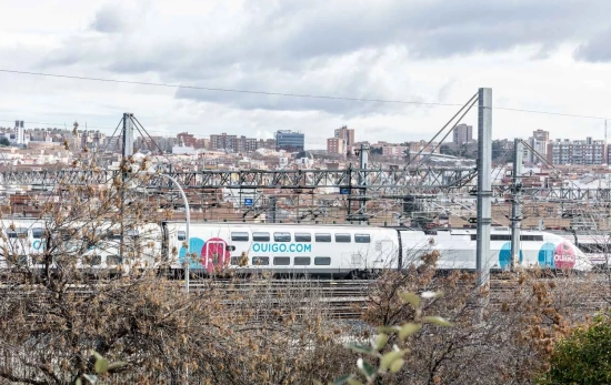 Tren entrando en la estación de Madrid Puerta de Atocha Almudena Grandes