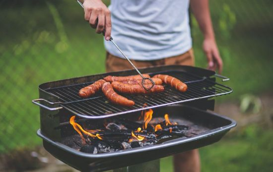 Una persona cocina una barbacoa para una reunión con sus amigos / Pexels Una persona cocina una barbacoa para una reunión con sus amigos / Pexels