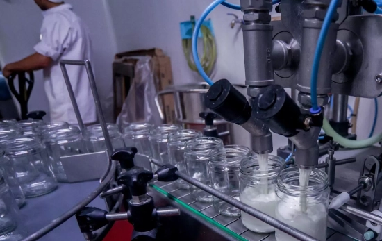 Una máquina llena los recipientes de kéfir en la fábrica de la granja Suerte Ampanera / EP Una máquina llena los recipientes de kéfir en la fábrica de la granja Suerte Ampanera / EP