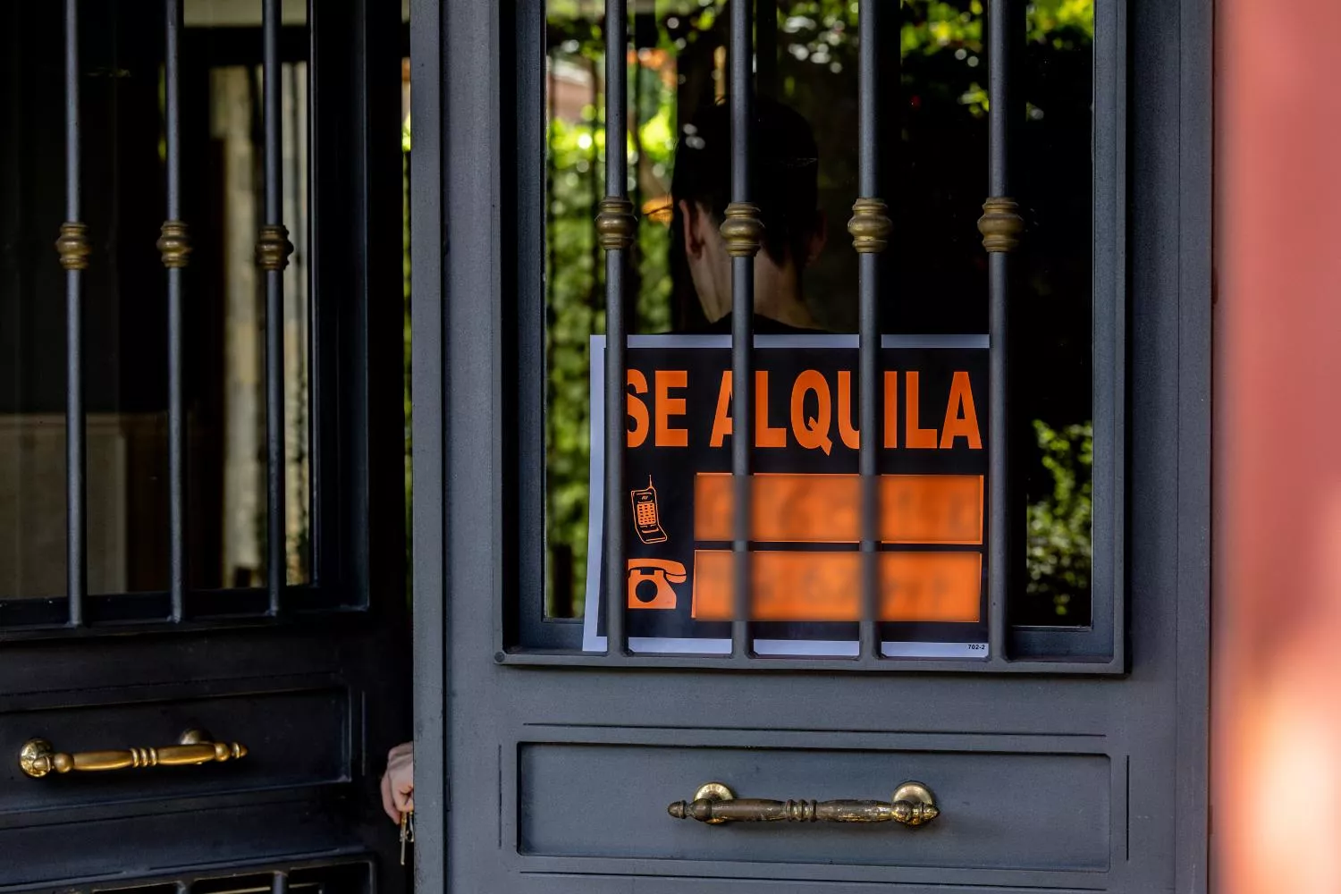 Un cartel que anuncia que se alquila una vivienda