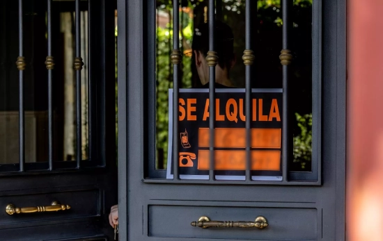 Un cartel anuncia que se alquila una vivienda / EUROPA PRESS - RICARDO RUBIO