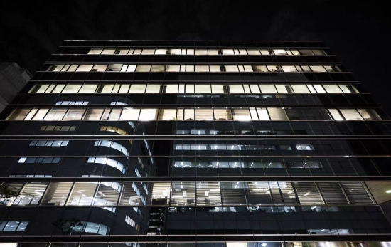 Un edificio iluminado / FREEPIK